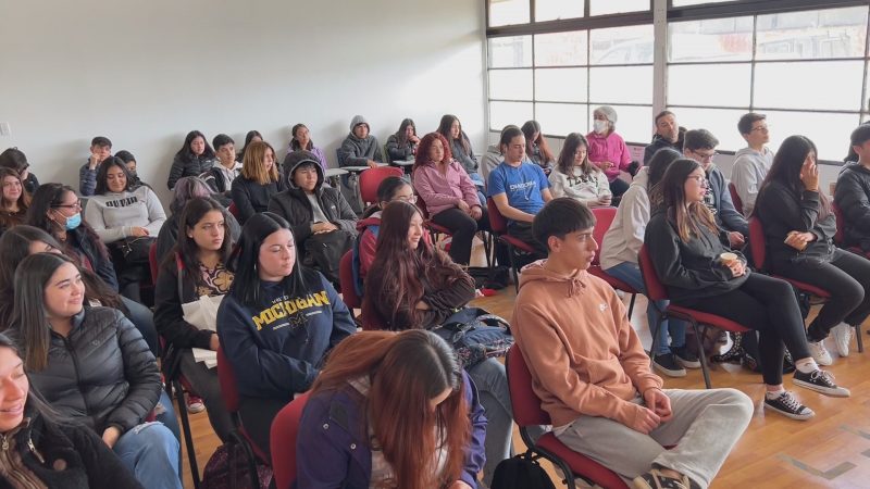 Más de 200 estudiantes de Porvenir y Punta Arenas visitaron la Primera Feria de Orientación Vocacional de Tierra del Fuego