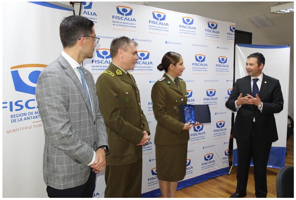 Fiscal Regional Eugenio Campos reconoce labor de Sección Criminalística de Carabineros en Magallanes
