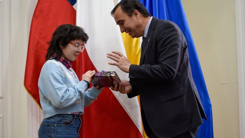 Gobernador Flies recibió a Isidora Torres quien representó a la región en Torneo Nacional de lectura en voz alta