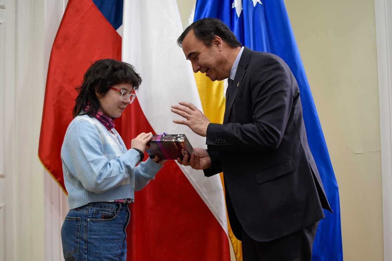Gobernador Flies recibió a Isidora Torres quien representó a la región en Torneo Nacional de lectura en voz alta