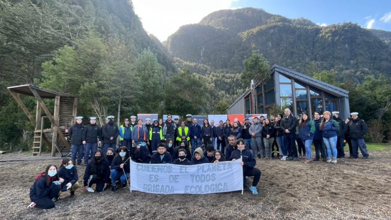 Empresa salmonera Australis Seafood participa en limpieza de playas