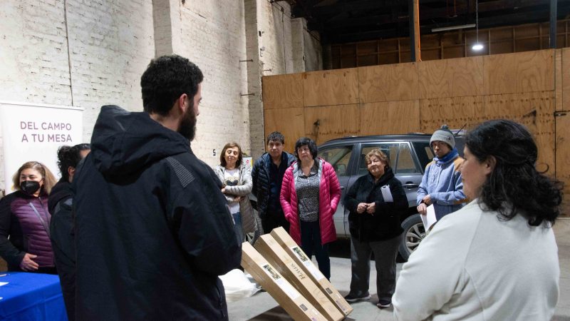 Agricultores reciben materiales para atención y venta en los Mercados Campesinos de INDAP 