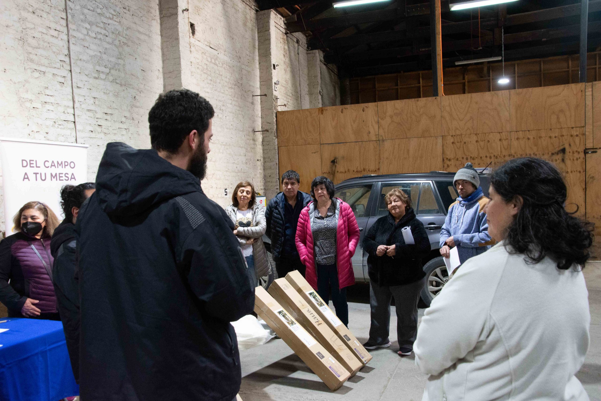 Agricultores reciben materiales para atención y venta en los Mercados Campesinos de INDAP 