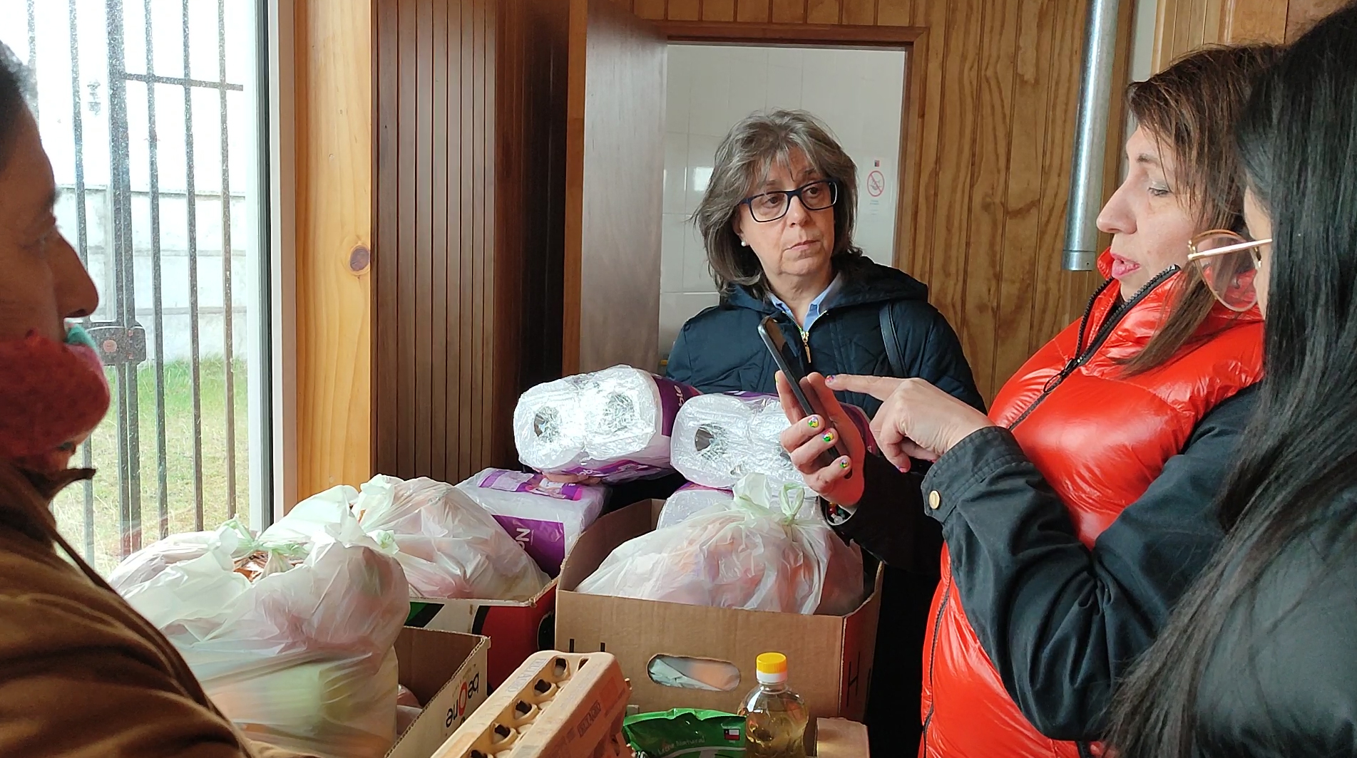 Municipio de Punta Arenas entregó alimentos para vecinos de Archipiélago de Chiloé afectados con falta de gas