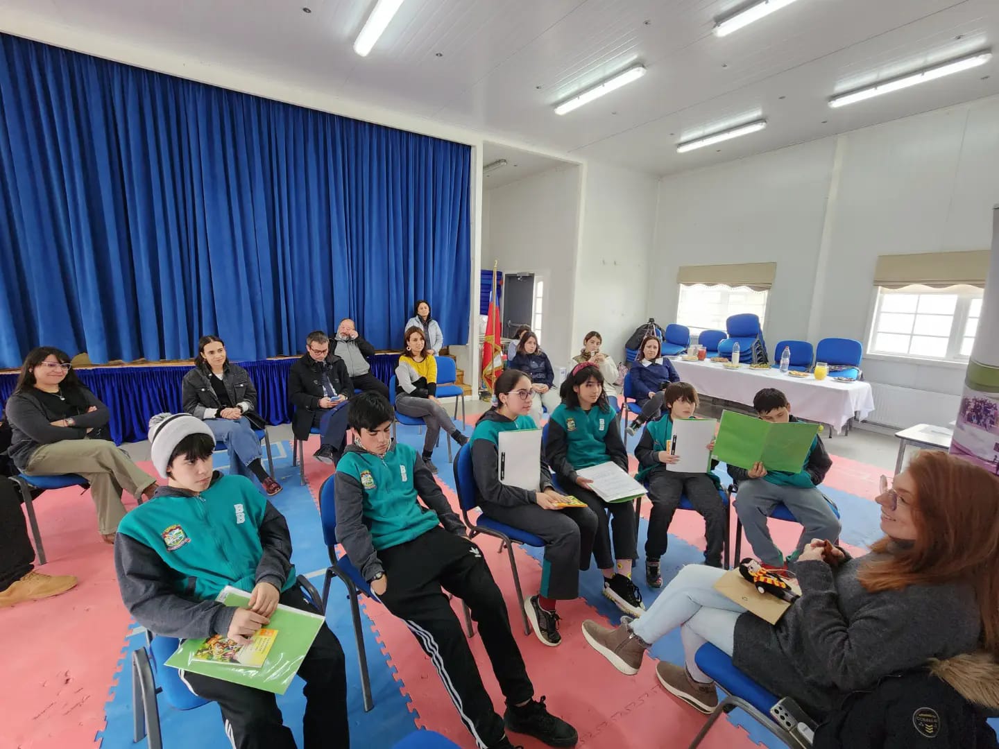 Destacada escritora nacional Francisca Solar comparte experiencias con alumnos y alumnas de la Escuela de Río Verde