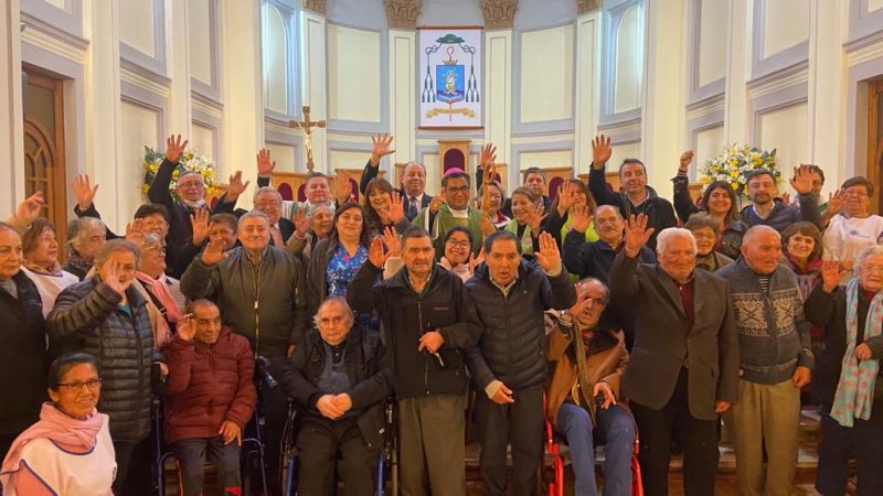 En la Catedral de Punta Arenas hombre y mujeres participaron de misa para conmemorar el Día Internacional del Adulto Mayor