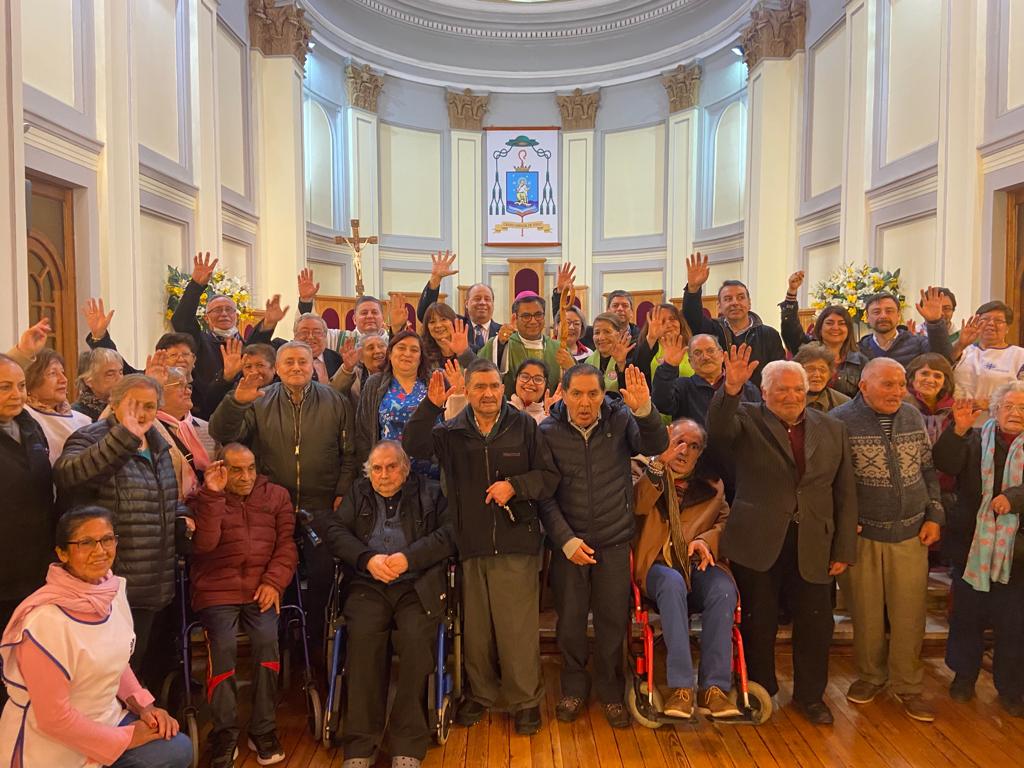 En la Catedral de Punta Arenas hombre y mujeres participaron de misa para conmemorar el Día Internacional del Adulto Mayor