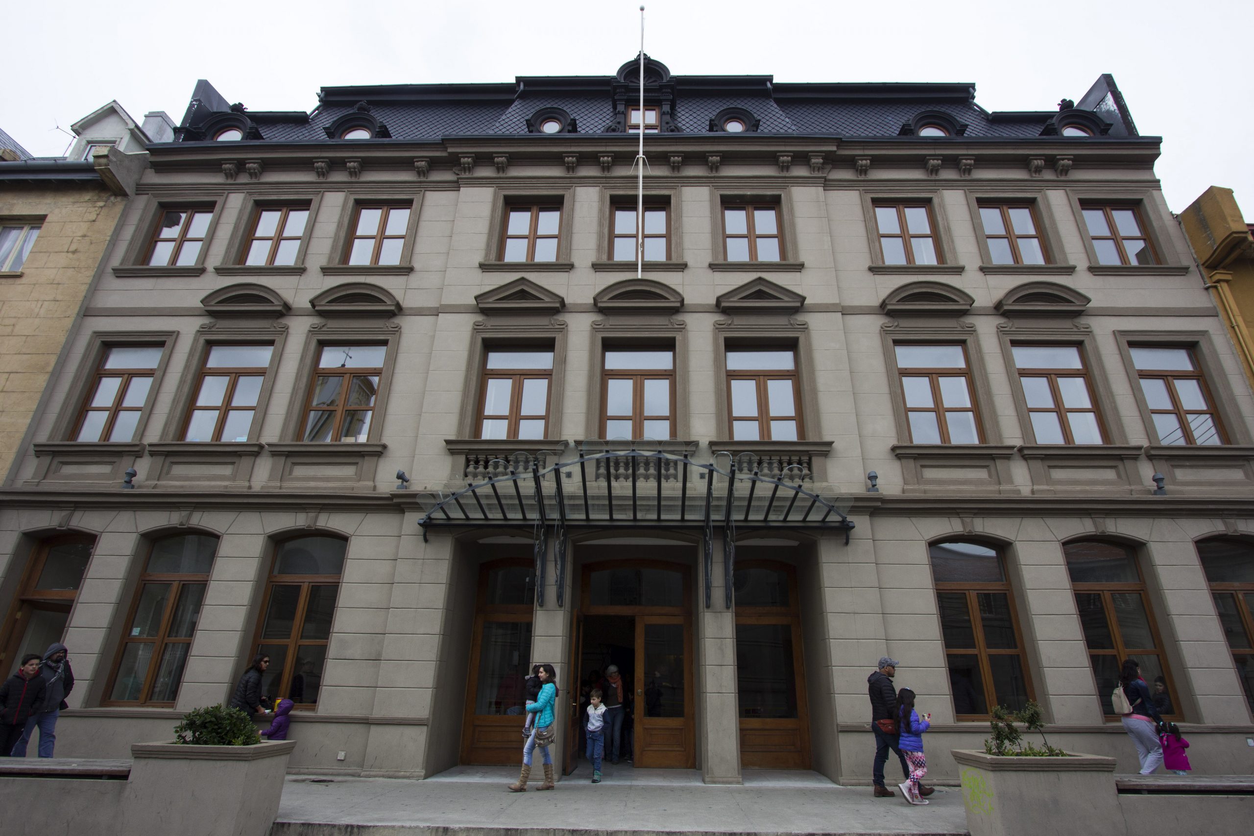 Municipio de Punta Arenas y Club de Leones Mujer Austral iluminarán edificios de rosa para concientizar sobre el Cáncer de Mamas
