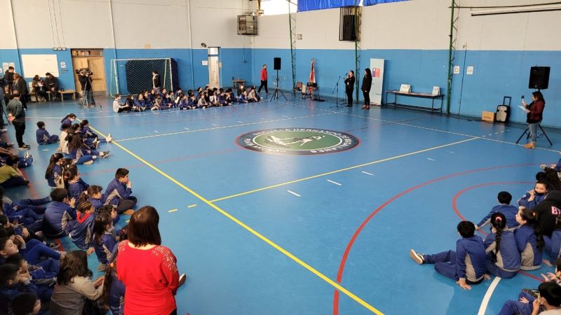 Cuxo y Lian, perros de rescate de Carabineros, enseñaron importancia de la tenencia responsable de mascotas a estudiantes de la escuela Hernando de Magallanes