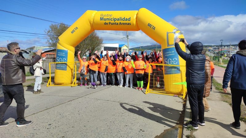 Un centenar de personas participaron en la Caminata Familiar del Adulto Mayor organizada por el Municipio de Punta Arenas