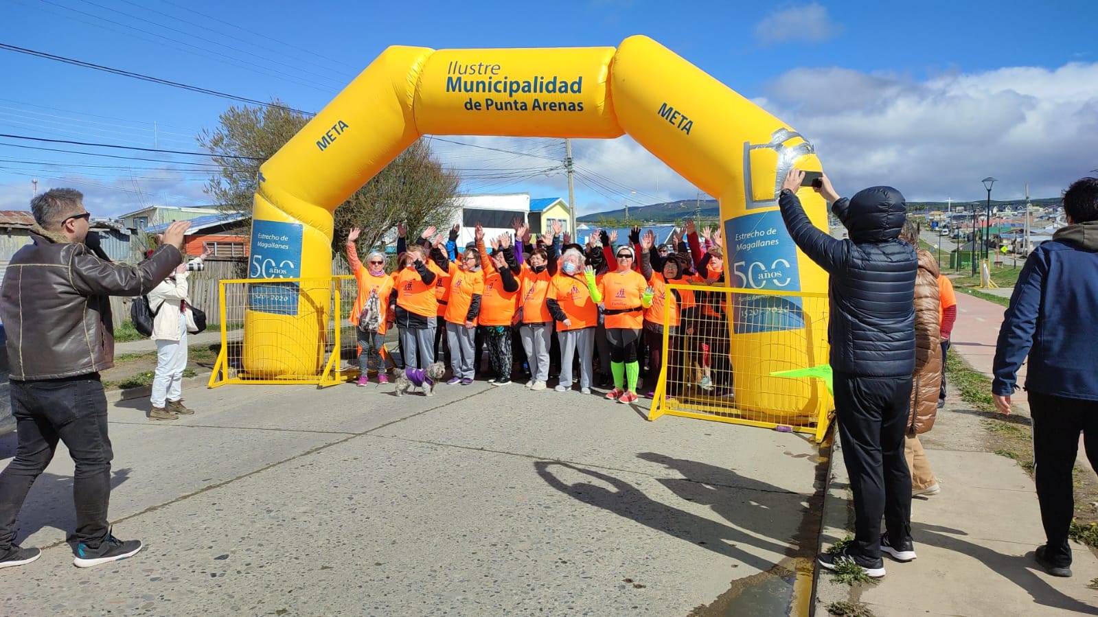 Un centenar de personas participaron en la Caminata Familiar del Adulto Mayor organizada por el Municipio de Punta Arenas