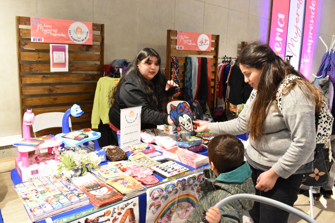 Mujeres Jefas de Hogar de Punta Arenas muestran sus productos en Feria “Mujeres que emprenden”