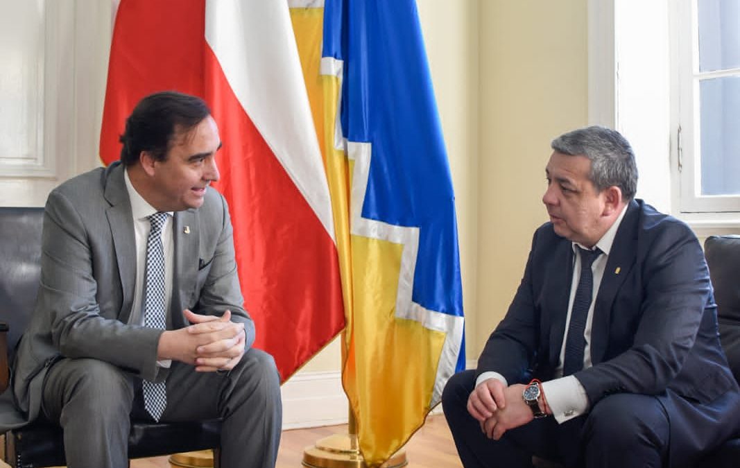 Gobernador Regional Jorge Flies y Alcalde Patricio Fernández acuerdan Plan de Inversiones para Puerto Williams