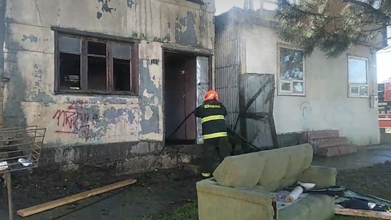 Incendio afectó casa abandonada en sector poniente de Punta Arenas.