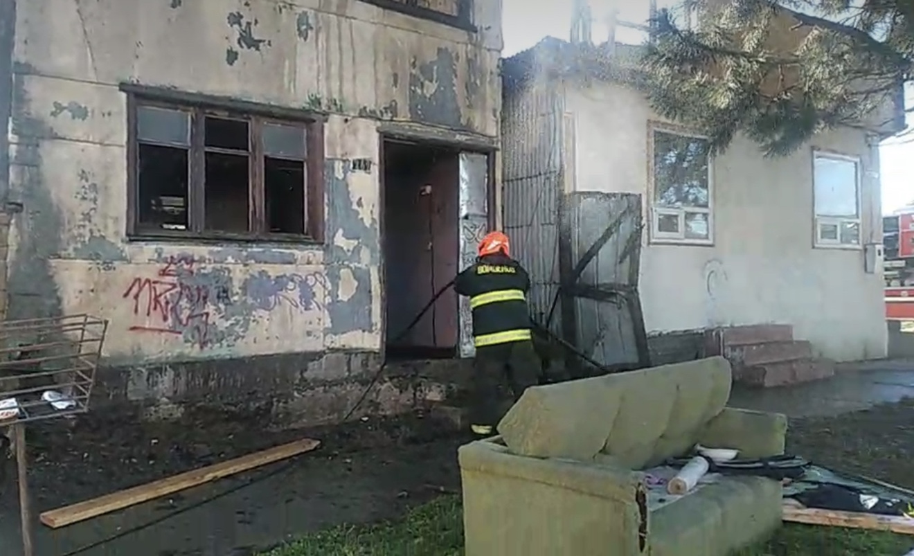 Incendio afectó casa abandonada en sector poniente de Punta Arenas.