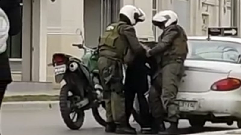 Persecución policial por el centro de Punta Arenas terminó con un chofer detenido.