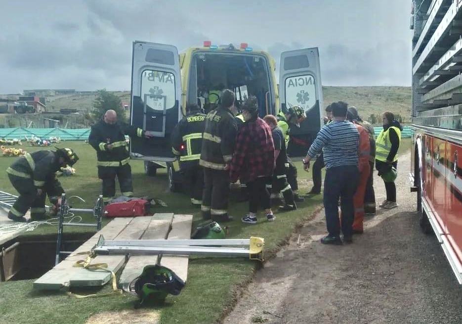 Hombre falleció al caer en fosa de cementerio parque Punta Arenas