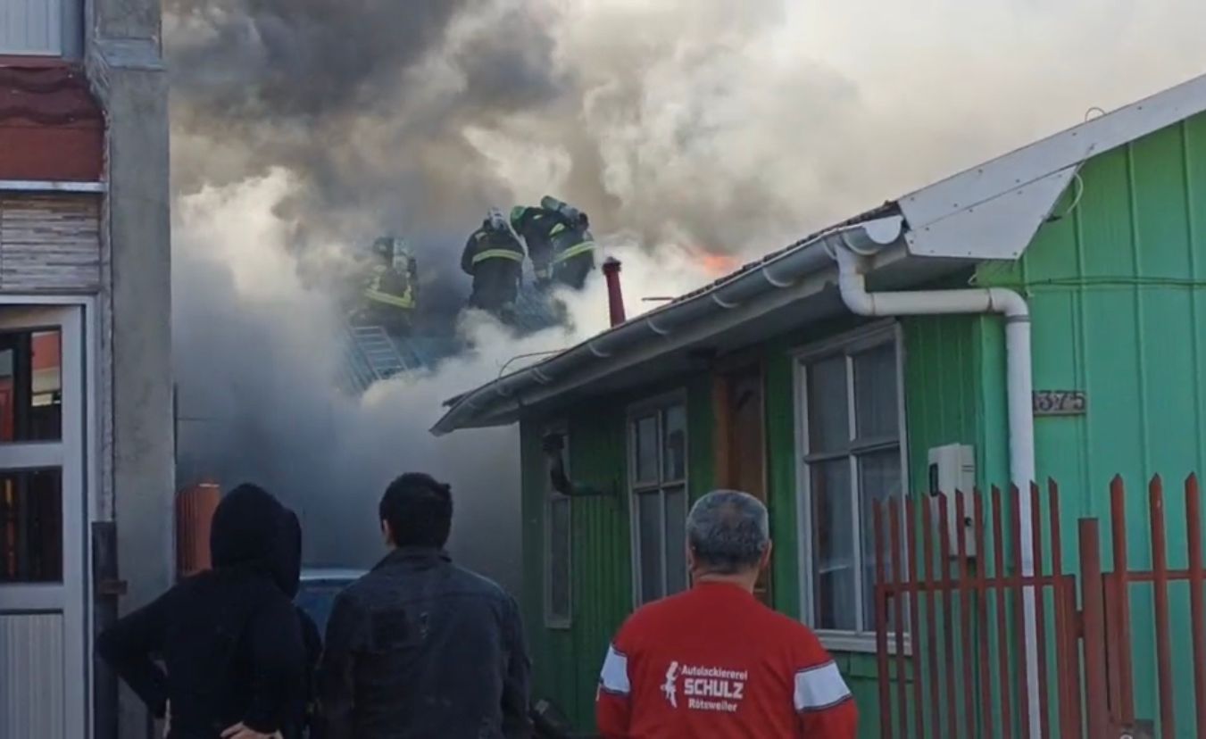 Incendio destruyó vivienda interior en el Barrio 18 de Septiembre