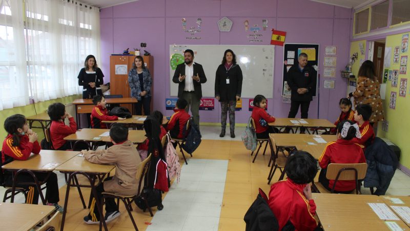 Seremis de Educación y Salud acompañaron a las y los estudiantes de la Escuela España en el cambio de protocolo sanitario