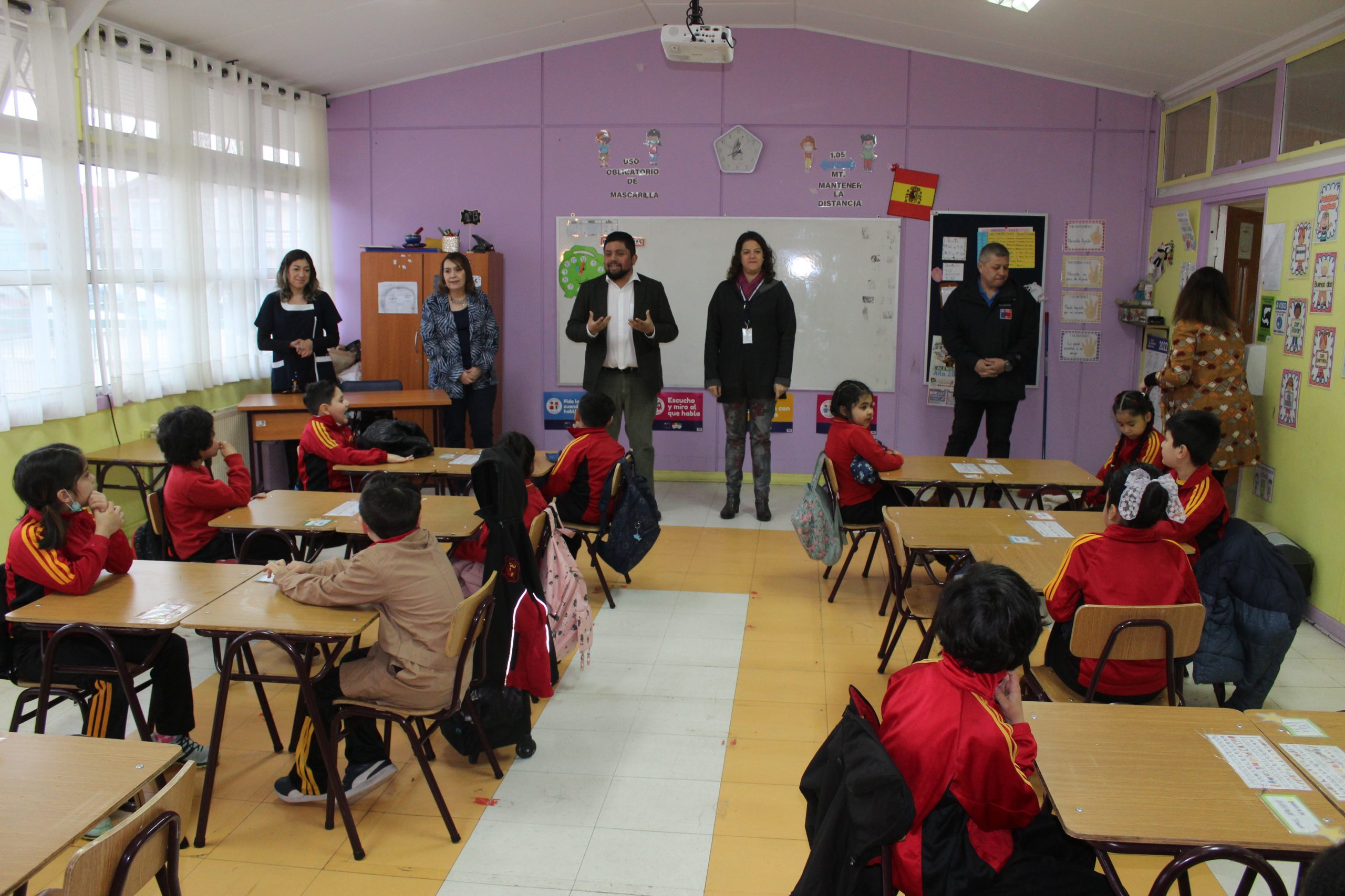 Seremis de Educación y Salud acompañaron a las y los estudiantes de la Escuela España en el cambio de protocolo sanitario