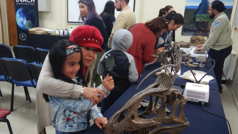 Escolares, apoderados y tutoras del Voluntariado País de Mayores conocieron los laboratorios de INACH