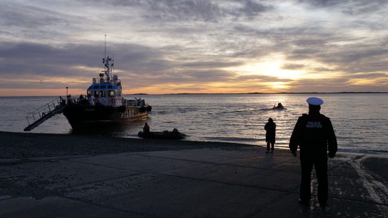 Autoridad Marítima supervisó medidas de seguridad durante cruce a nado en primeras angostura del Estrecho de Magallanes