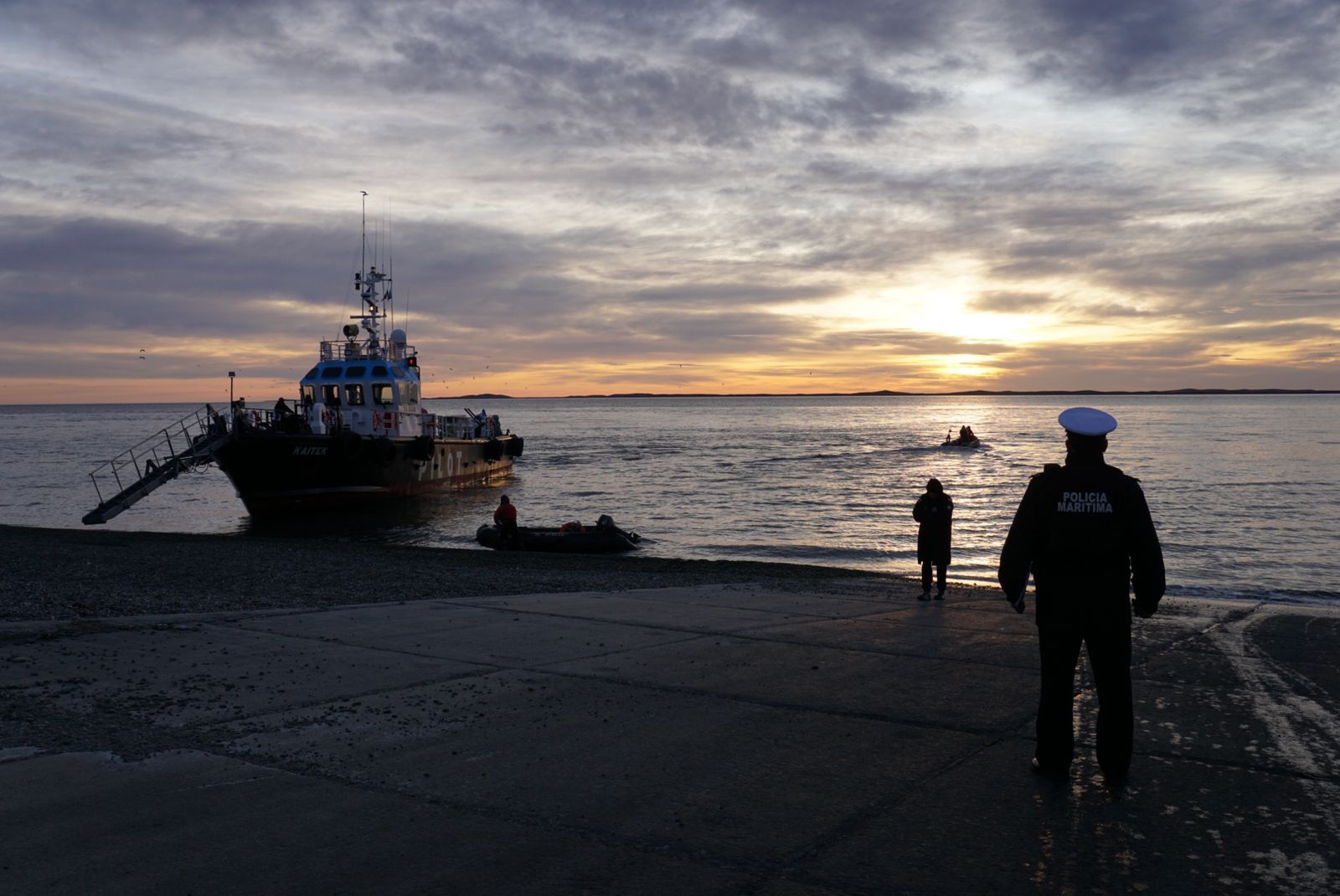 Autoridad Marítima supervisó medidas de seguridad durante cruce a nado en primeras angostura del Estrecho de Magallanes