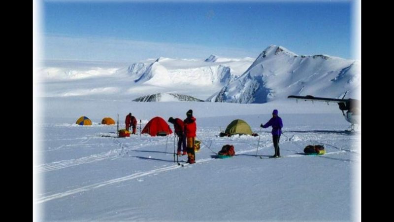 Se cumplieron 25 años de la inédita expedición antártica de la UMAG al Monte Vinson