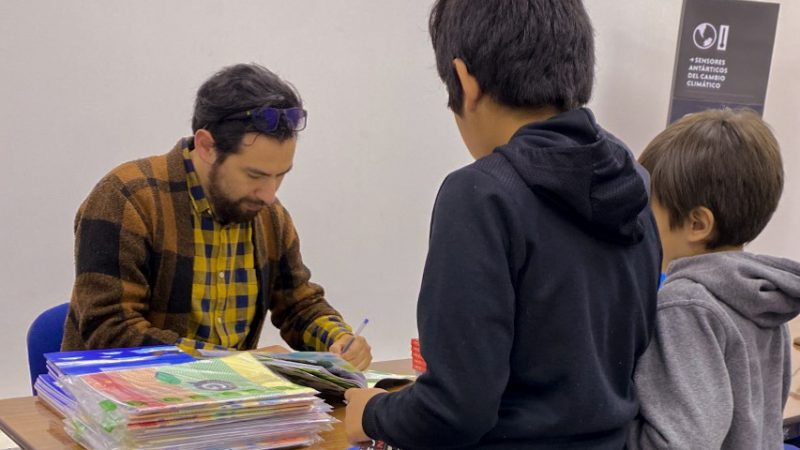Niños y niñas conocieron a autor del libro La Prehistoria Patagónica