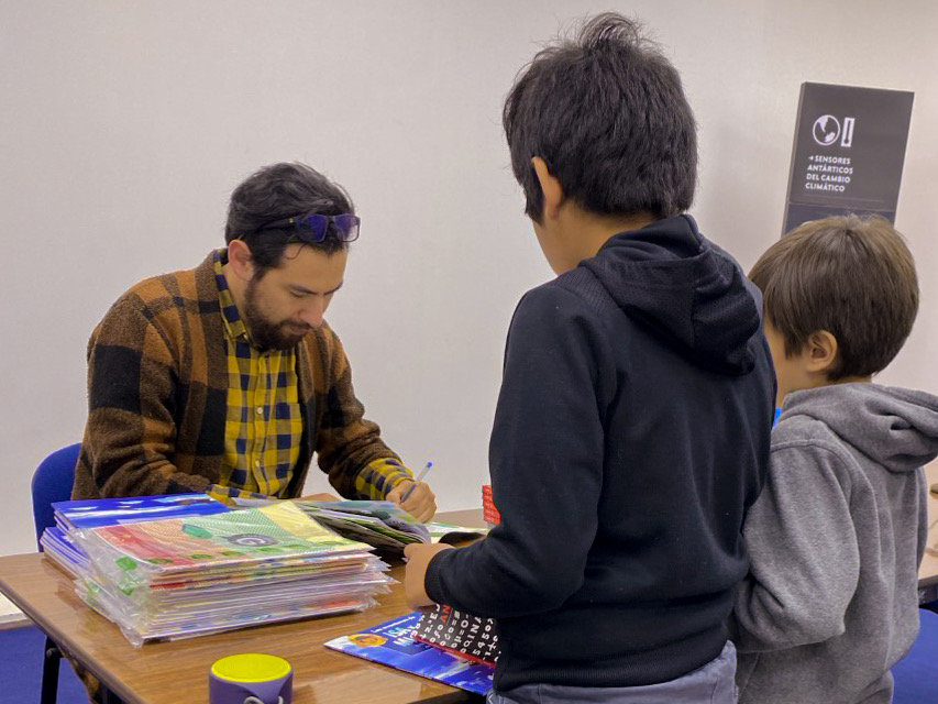 Niños y niñas conocieron a autor del libro La Prehistoria Patagónica