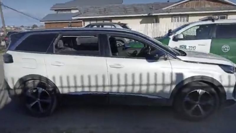 Cinco detenidos arrojó procedimiento policial. Uno de los sujetos mantenía un arma de fuego 