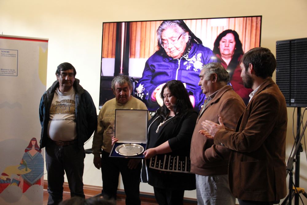 Seremi de las Culturas de Magallanes rindió homenaje a Cristina Calderón en el Día Nacional de la Artesana y Artesano