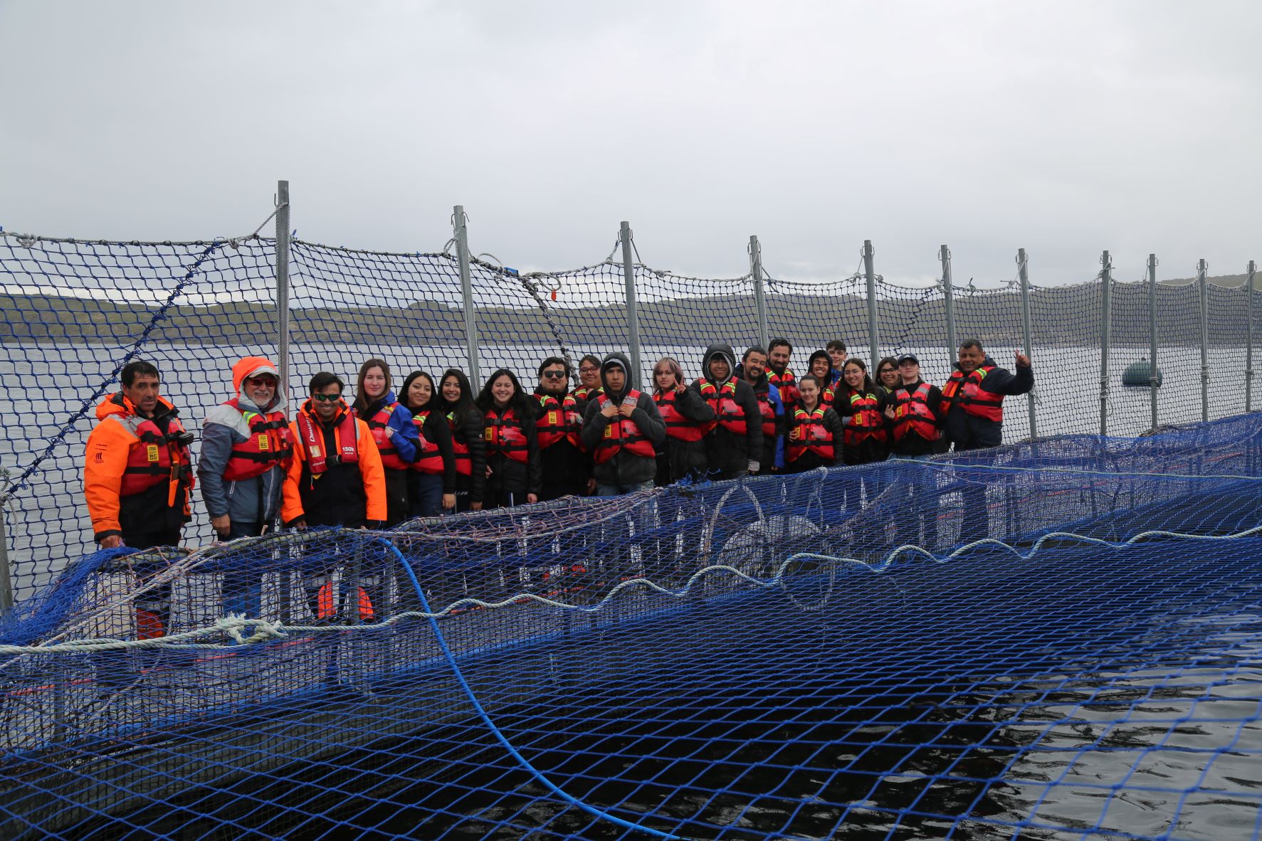 Alumnos del Liceo María Behety  de Punta Arenas visitaron el Centro Bahía León de Salmones Blumar, para aprender sobre acuicultura