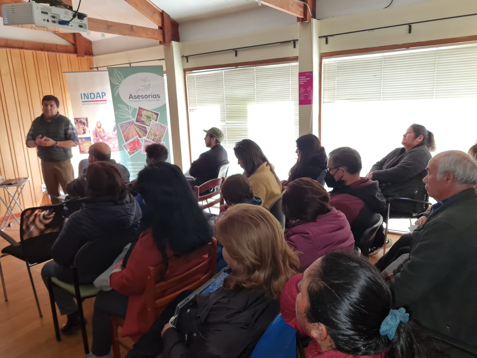 “La capacitación permanente es una inversión para los agricultores y la comunidad que recibe mejores productos”  |  Más de 24 horas de capacitación teórica presencial han adquirido agricultores de Punta Arenas durante 2022