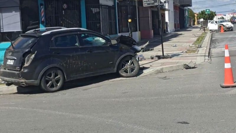 Mujer en riesgo vital, tras colisión en el centro de Punta Arenas