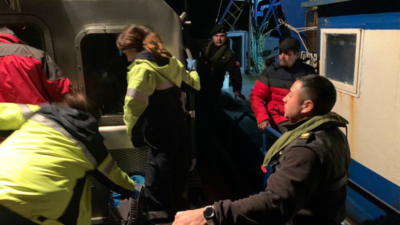 Lancha de Servicio de Rescate de la III Zona Naval concurrió a emergencia de tripulante en canal Concepción, Ultima Esperanza