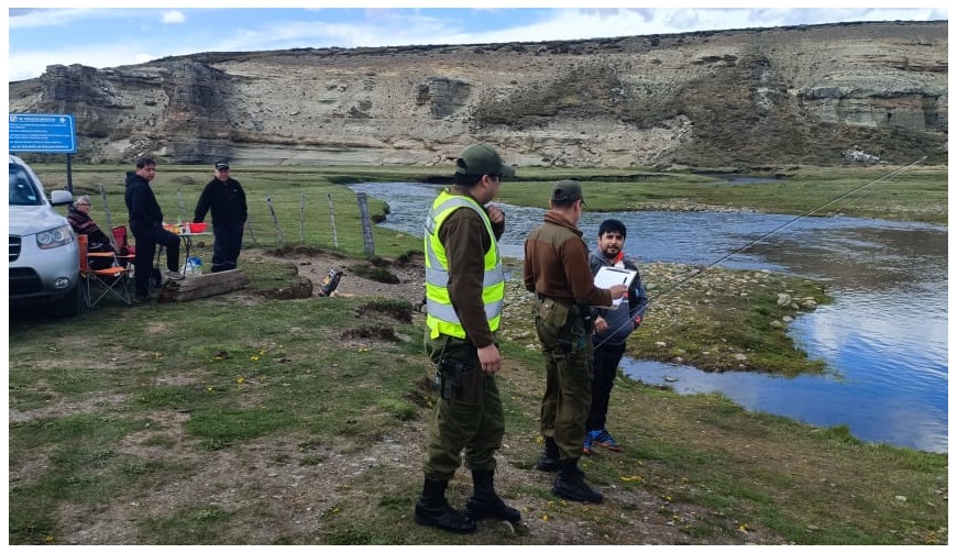 Carabineros fiscaliza licencias de pesca en Laguna Blanca y Río Verde