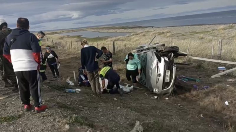 Madre e hijo lesionados en volcamiento en ruta 9 sur de Punta Arenas