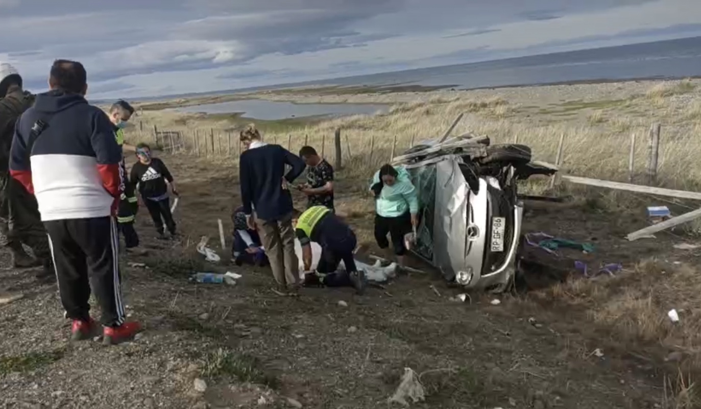 Madre e hijo lesionados en volcamiento en ruta 9 sur de Punta Arenas