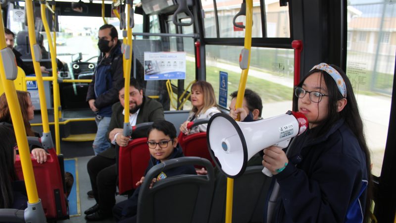 Estudiantes de la Escuela Argentina de Punta Arenas se transformaron en Guías Turísticos en el transporte público