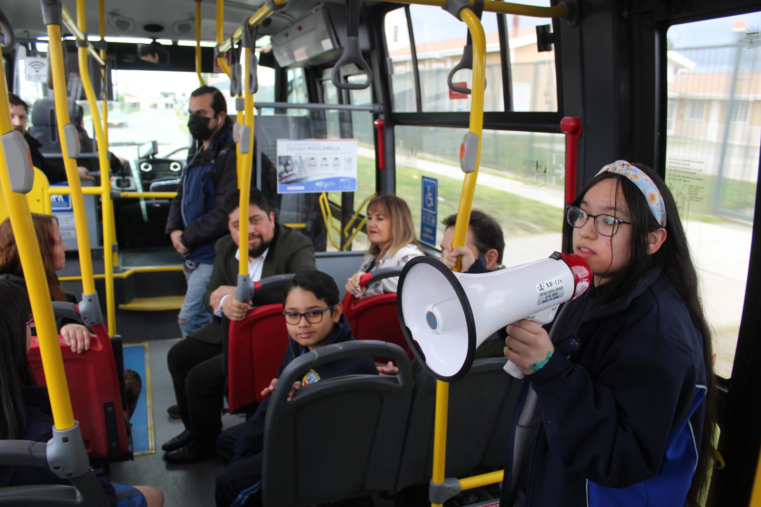 Estudiantes de la Escuela Argentina de Punta Arenas se transformaron en Guías Turísticos en el transporte público