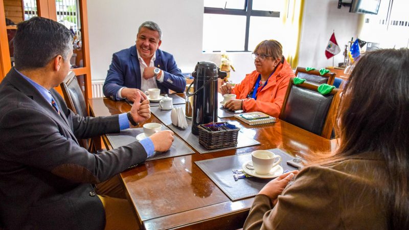 Delegada María Luisa Muñoz recibe saludo protocolar de director ejecutivo de SLEP Magallanes