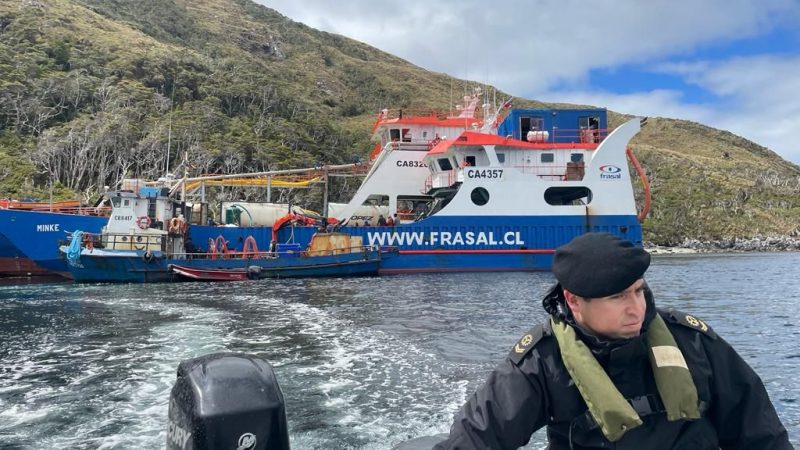 Armada de Chile despliega operativo por barcaza varada en Canal Magdalena