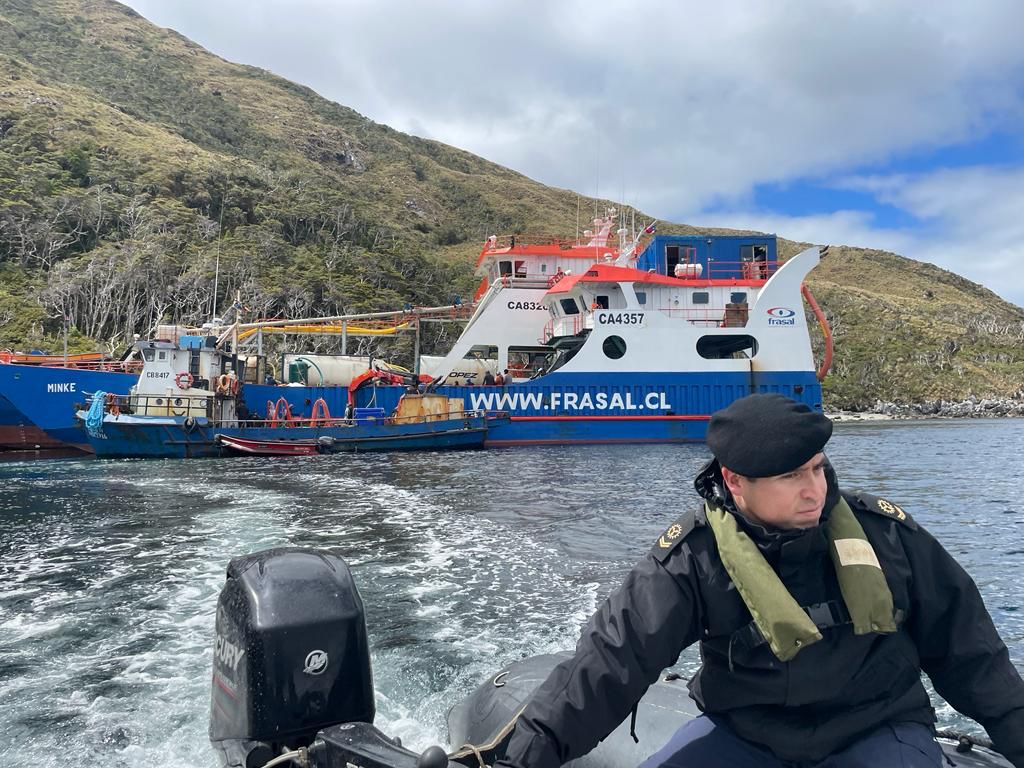 Armada de Chile despliega operativo por barcaza varada en Canal Magdalena