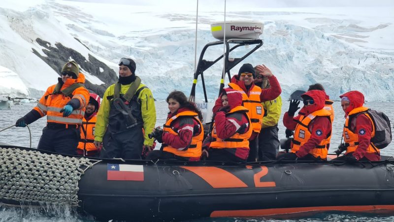 Gobernación Marítima Antártica efectuó navegación con ganadores de Feria Antártica Escolar en Bahía Fildes