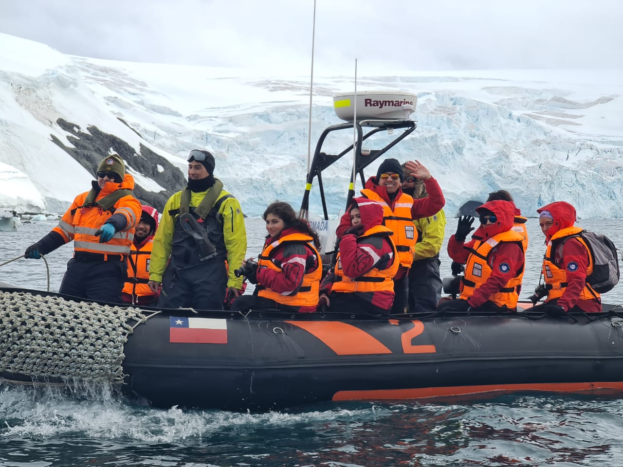 Gobernación Marítima Antártica efectuó navegación con ganadores de Feria Antártica Escolar en Bahía Fildes