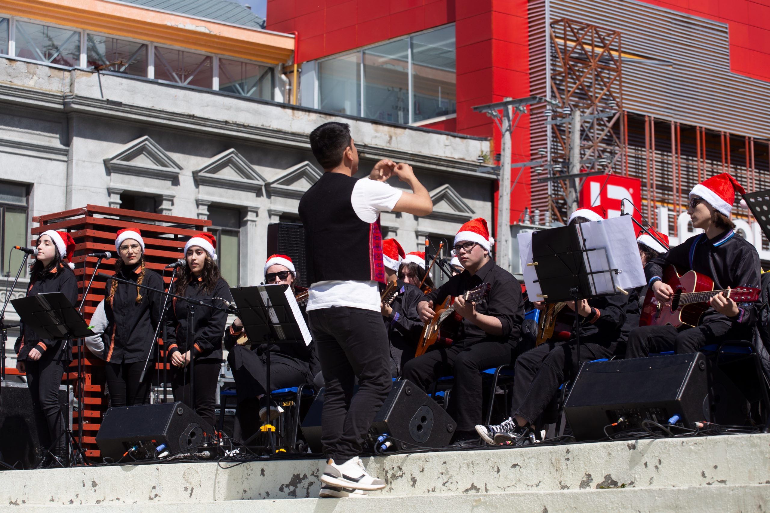 Orquesta Latinoamericana Municipal y el Coro del Teatro Municipal de Punta Arenas deslumbraron a los magallánicos con villancicos.