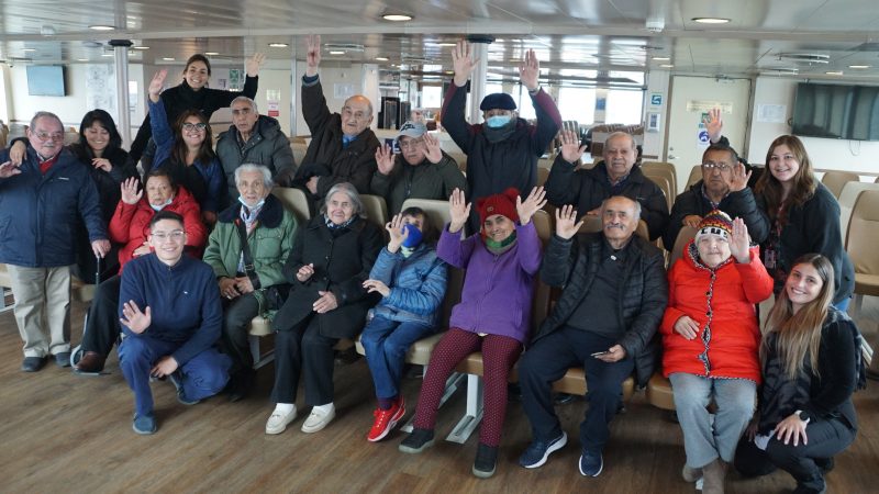 TABSA realiza paseo por la bahía de Punta Arenas a adultos mayores de Centro Quemanta
