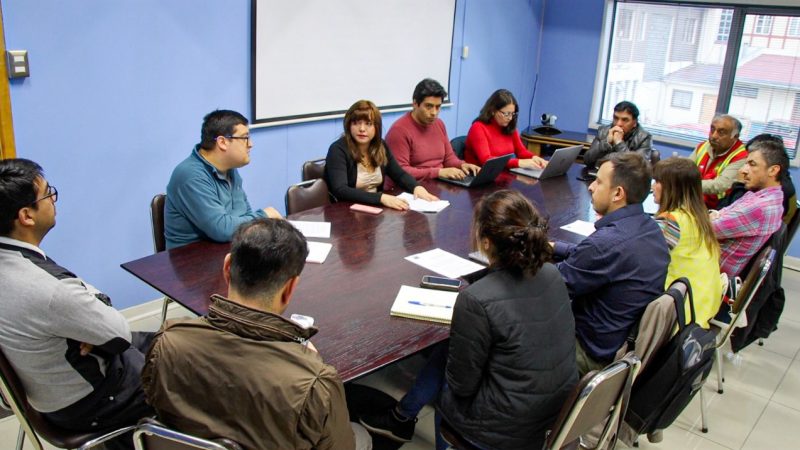 Autoridades elaboran plan de acción para combatir incendio que afecta al vertedero de Natales