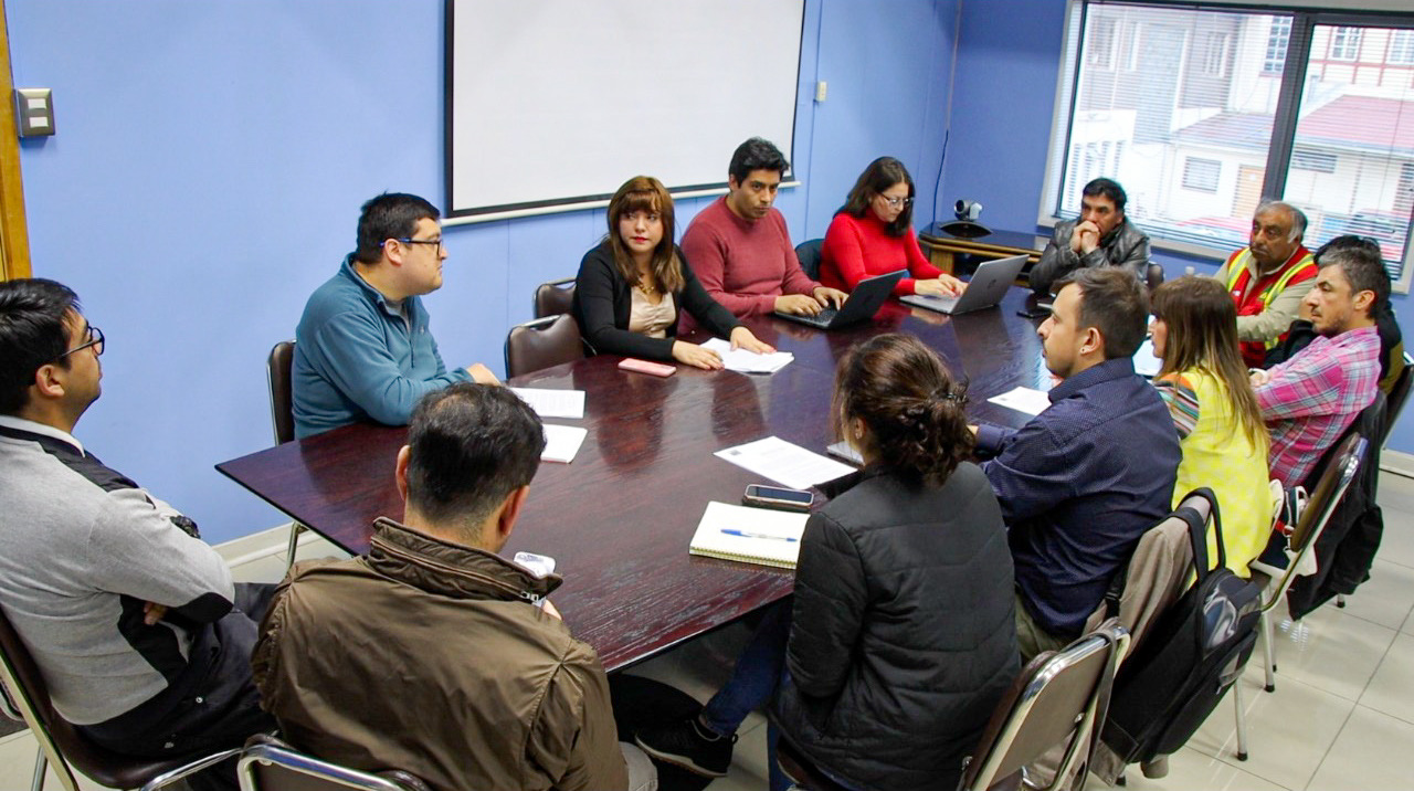 Autoridades elaboran plan de acción para combatir incendio que afecta al vertedero de Natales